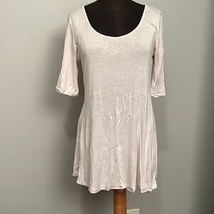 Long white crew neck shirt